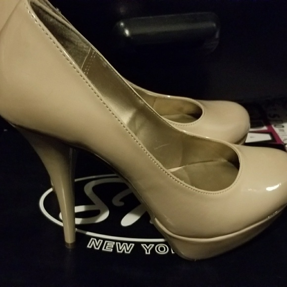 Heals - Picture 2 of 2